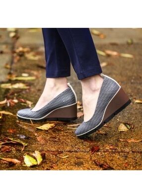 Betabrand All-Weather Wedge Shoes Navy Cream Woven Women's Size 9M